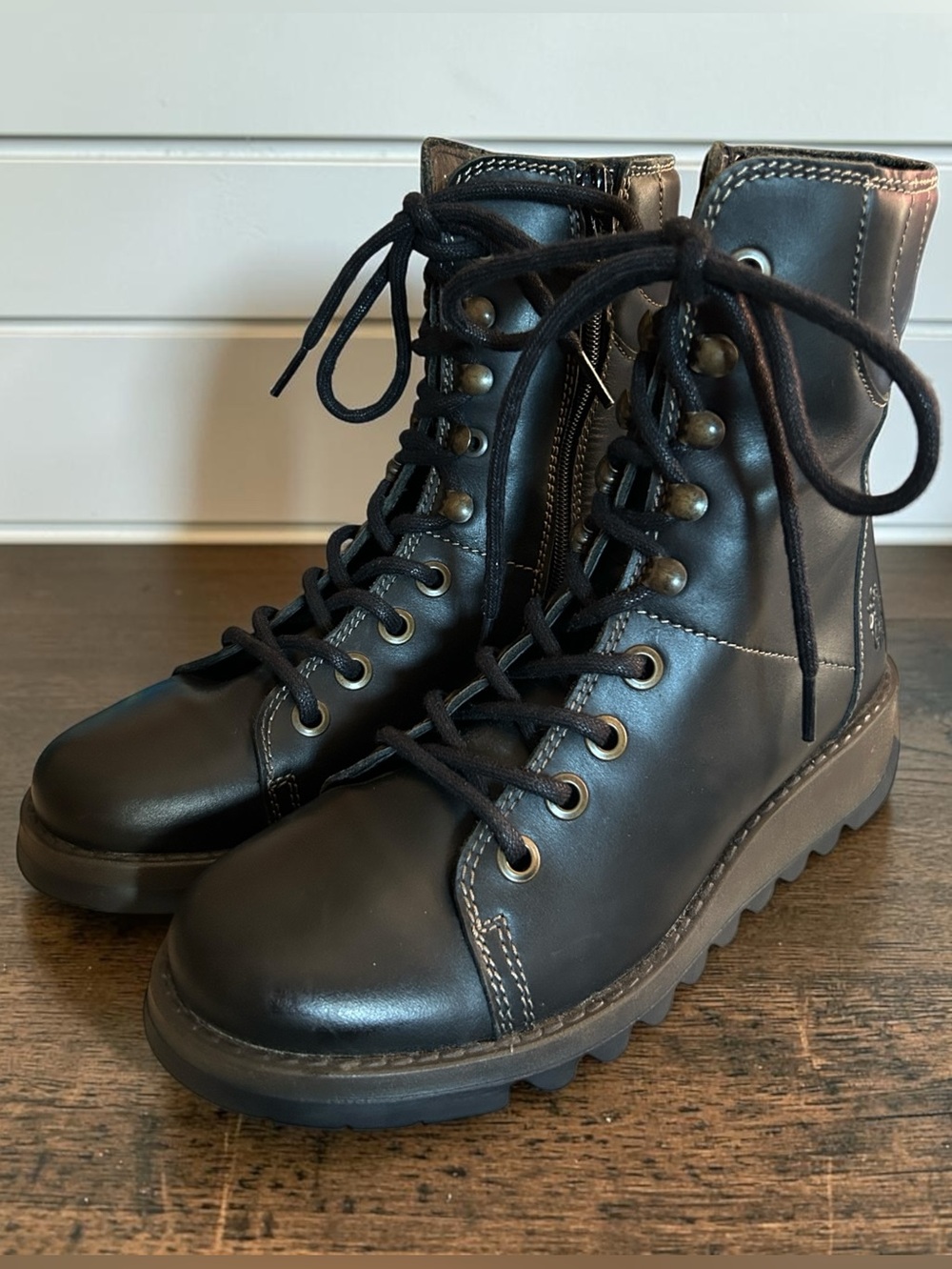FLY London Heritage Black
Leather Lace Up Combat Boot Side Zip 38 EU 7.5 US